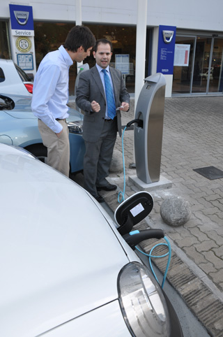 El Kangoo Z.E. junto al punto de recarga eléctrica.