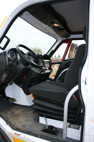 Interior y puesto de conducción del Bremach Lynx.