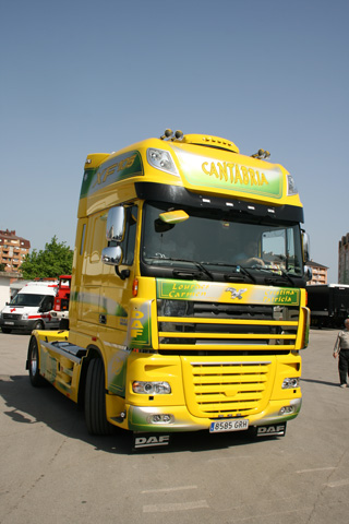 Pequeños detalles para adornar una espectacular tractora DAf XF 105 Super Space Cab.