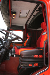 El interior de la cabina corresponde a una serie limitada creada para Ferrari.