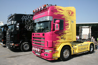 Totalmente negro o con colorido espectacular...¿Cómo queda mejor un Scania Topline?