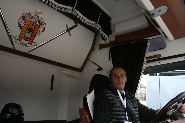 Javier García en la cabina de su bien cuidado MAN TGA.