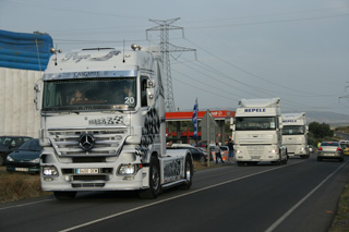 Un Actros con decoración totalmente Mercedes.