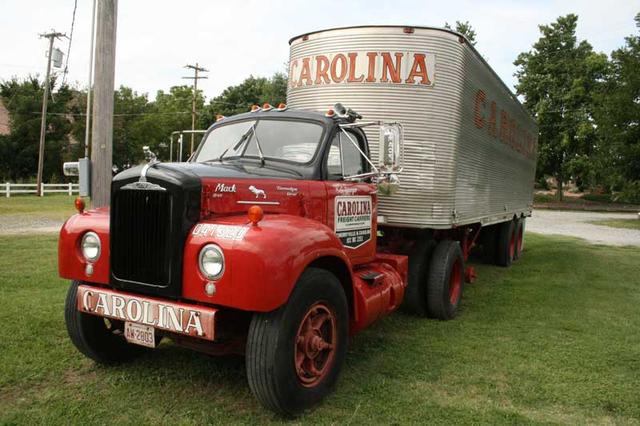 El Mack thermodyne de 1955 fue uno de los camiones más fiables de su época y contaba con más de 20.000 libras de carga útil.