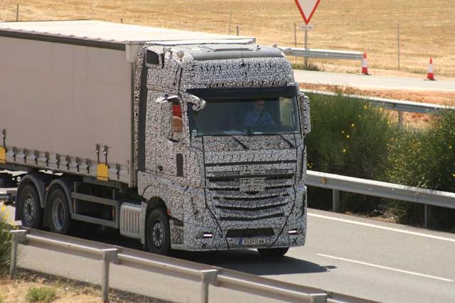 Este Prototipo es un rígido remolcador 6X2, con la que parece la futura cabina Megaespace de los nuevos Actros.