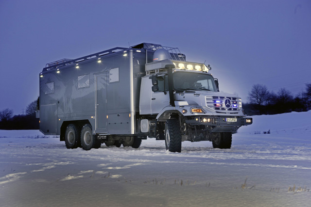 Ambos camiones son Mercedes Benz Zetros 2733, 6X6 con 326 CV.