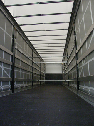 Interior de un semi con lona corredera de la marca Schmitz Cargobull.
