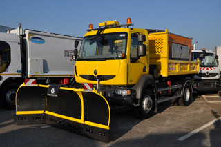 Otra adaptación del Renault Midlum, en esta ocasión 4X4 y para mantenimiento viario invernal.