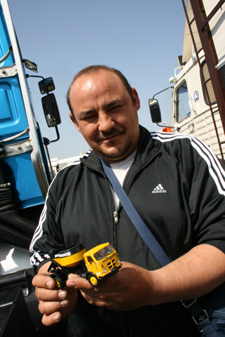 José María con su estupendo mini Pegaso Comet para transporte de hormigón.
