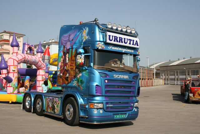 Esta tractora Scania Topline 6X2 decorada es una auténtica rareza en nuestro país.