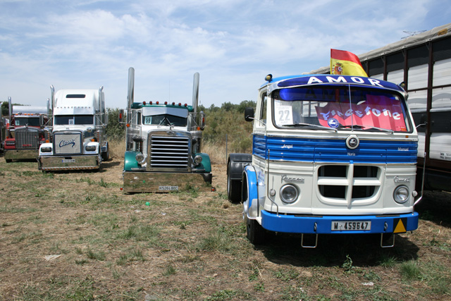 Un buen contraste el de este Pegaso Comet junto a los Peterbilt, Kenworth y Freightliner.