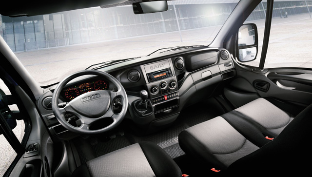 Interior de la cabina del New Iveco Daily en versión tres plazas.