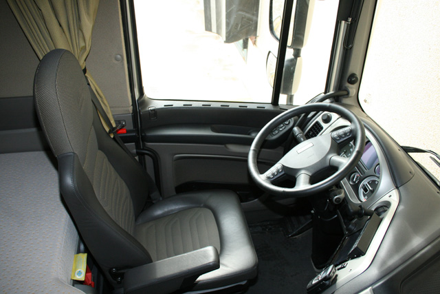 Puesto de conducción del DAF XF105 Super Space Cab.