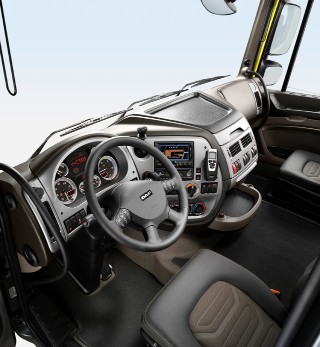 Puesto de conducción del DAF XF105 Space Cab, que corresponde a la cabina de techo intermedio.