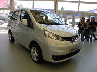 El Evalia es la versión como monovolumen compacto de hasta 7 plazas creada a partir del Nissan NV 200.