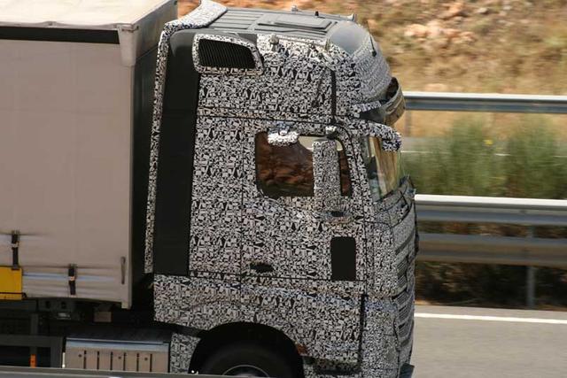 La decoración peculiar es un camuflaje para guardar el secreto del aspecto externo de la futura serie Actros.