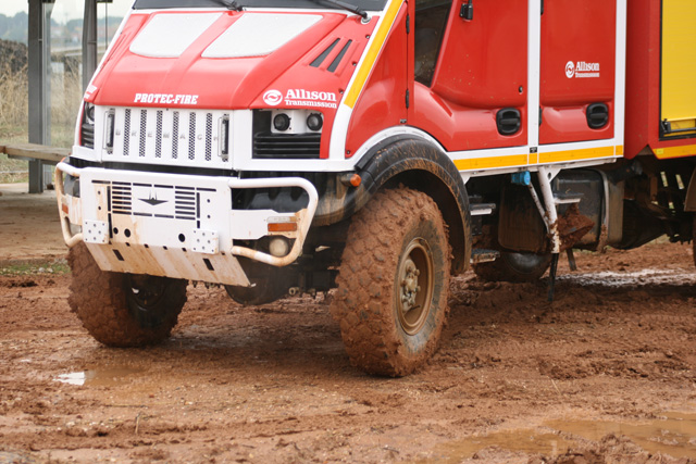 La transmisión es 4X4 permanente y dispone además de caja reductora.