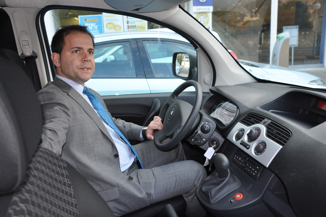 El puesto de conducción corresponde al de cualquier Renault Kangoo con cambio automático.