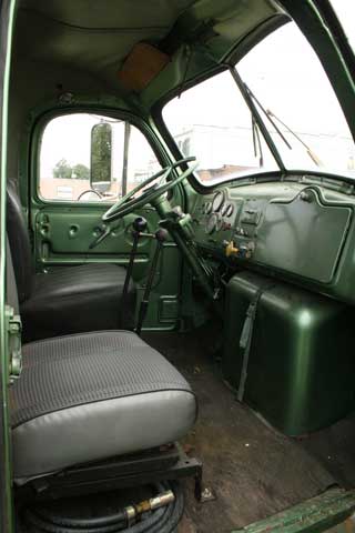 El austero interior de la cabina del Mack Thermodyne nos explica lo duro que era el oficio de camionero hace 60 años.