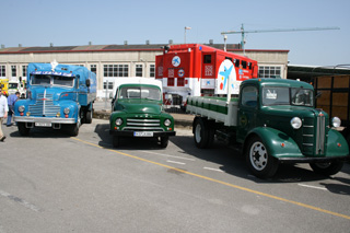 Años 50; camiones pequeños y con cabina de morro como el Leyland Comet, Opel Blitz y Austin.
