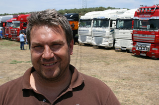 Chaparro, transportista extemeño dedicado al ganado presente en Montehermoso.
