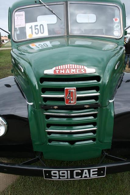 Magnífico capot de este Thames morro largo.