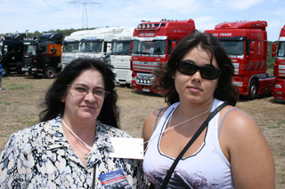 Las féminas en representración del transportista García Pascual, fans de los DAF.