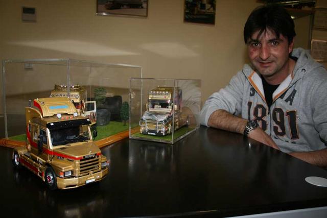 José Manuel adora sus camiones, los cuida, los conduce y además los reproduce en miniatura.