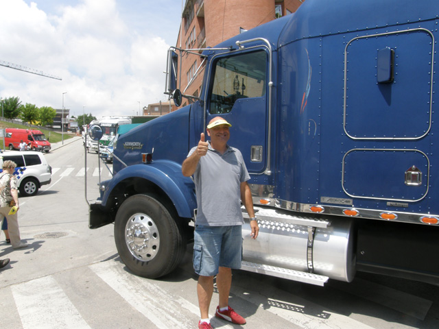 Jordi junto al Kenworth T800 con el que trabaja a diario.