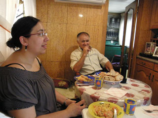En el comedor del completo furgón vivienda.