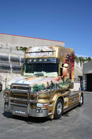 El otro buque insignia es esta espectacular tractora de morro Scania.
