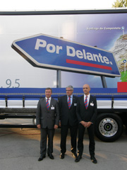 Los dirigentes de la marca durante la presentación en el mercado español.