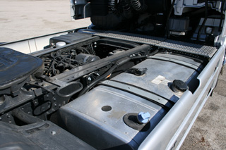 El depósito de aluminio, con 660 litros de gasóleo y 75 de Adblue.