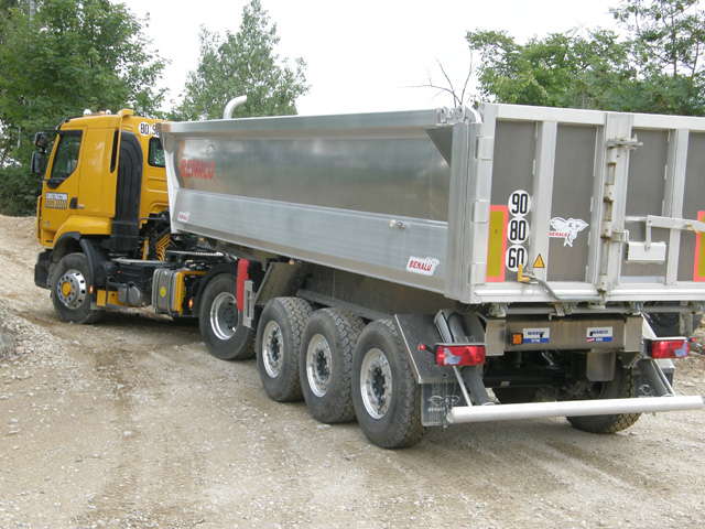La tractora Premium Lander Optitrack ofrece tracción total pero es 490 kgs más ligera que un Kerax 4X4 equivalente.