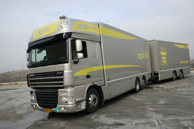 Este DAF XF 105 510 Super Space Cab tren de carretera presenta una aerodinámica espléndida.