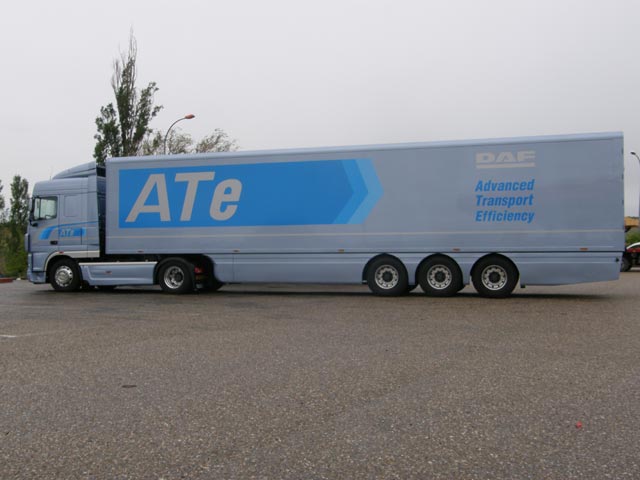 A 80 km/h en llano y según las pruebas de DAF este 40 toneladas ronda los 26 lits de consumo a los 100 kms.