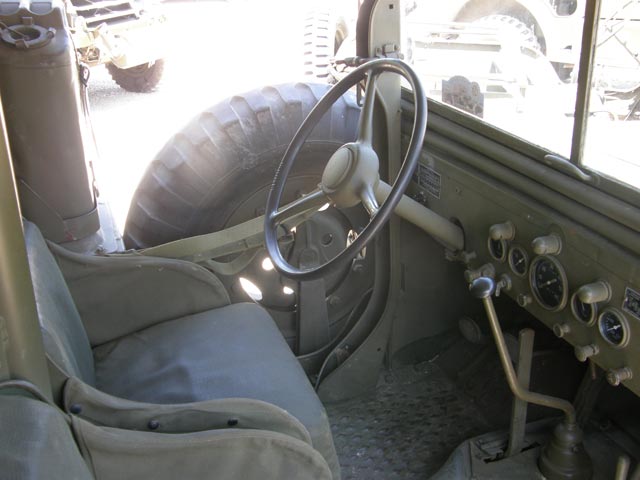 Puesto de conducción de un Dodge 6X6 de la Segunda Guerra Mundial.