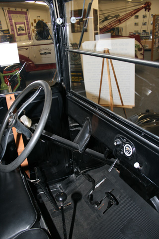 Cabina y puesto de conducción de un Ford T de hace aproximadamente 100 años.