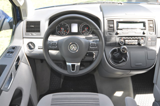 Puesto de conducción del Volkswagen California, con caja manual de 6 velocidades.