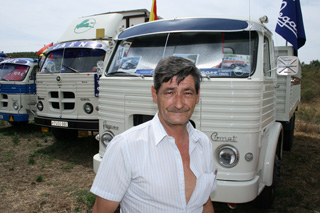 José Antonio Tena, a punto de jubilarse frente a camiones como los que condujo en sus 36 años de camionero.