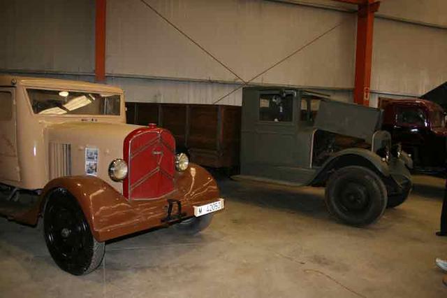 Un Renault junto a un ZIL de la guerra civil española, dos pesos pesados de los años 30.