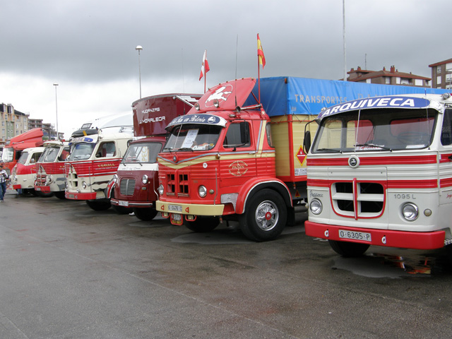 ¡Como en cualquier aparcamiento de carretera en los años 70! Pegaso al poder.
