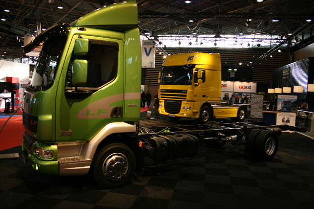 El DAF LF 45 en versión híbrida frente a la tractora emblemática de la marca; DAF XF 105 Super Space Cab.