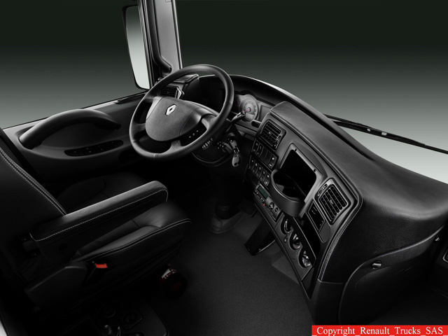 Puesto de conducción del Renault Magnum Legend.