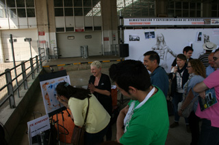Flora Biosca realizando demostraciones de pintura al aerógrafo en vivo.