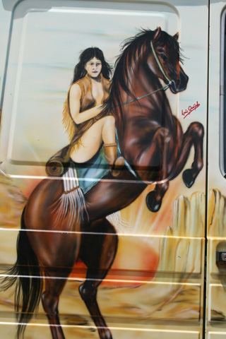 Decoración en el lateral de un Pegaso Mider.
