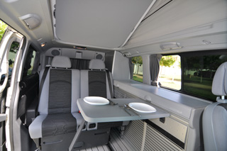 Vista interior del salón comedor del Mercedes Benz Viano Marco Polo.