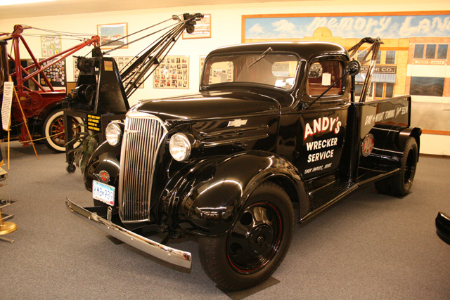 Otro camión ligero Chevrolet de los años 30 equipado con grúa de rescate.