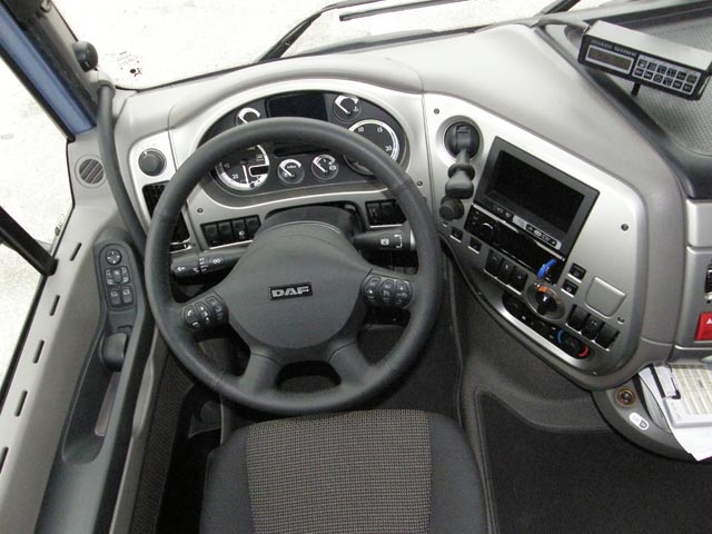 El volante multifunción facilita las cosas al conductor de este DAF XF105 ATe de 460CV.