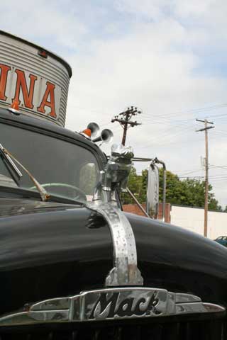 Este Mack se conserva impecablemente en el parking exterior del museo Beam de Cherryville.